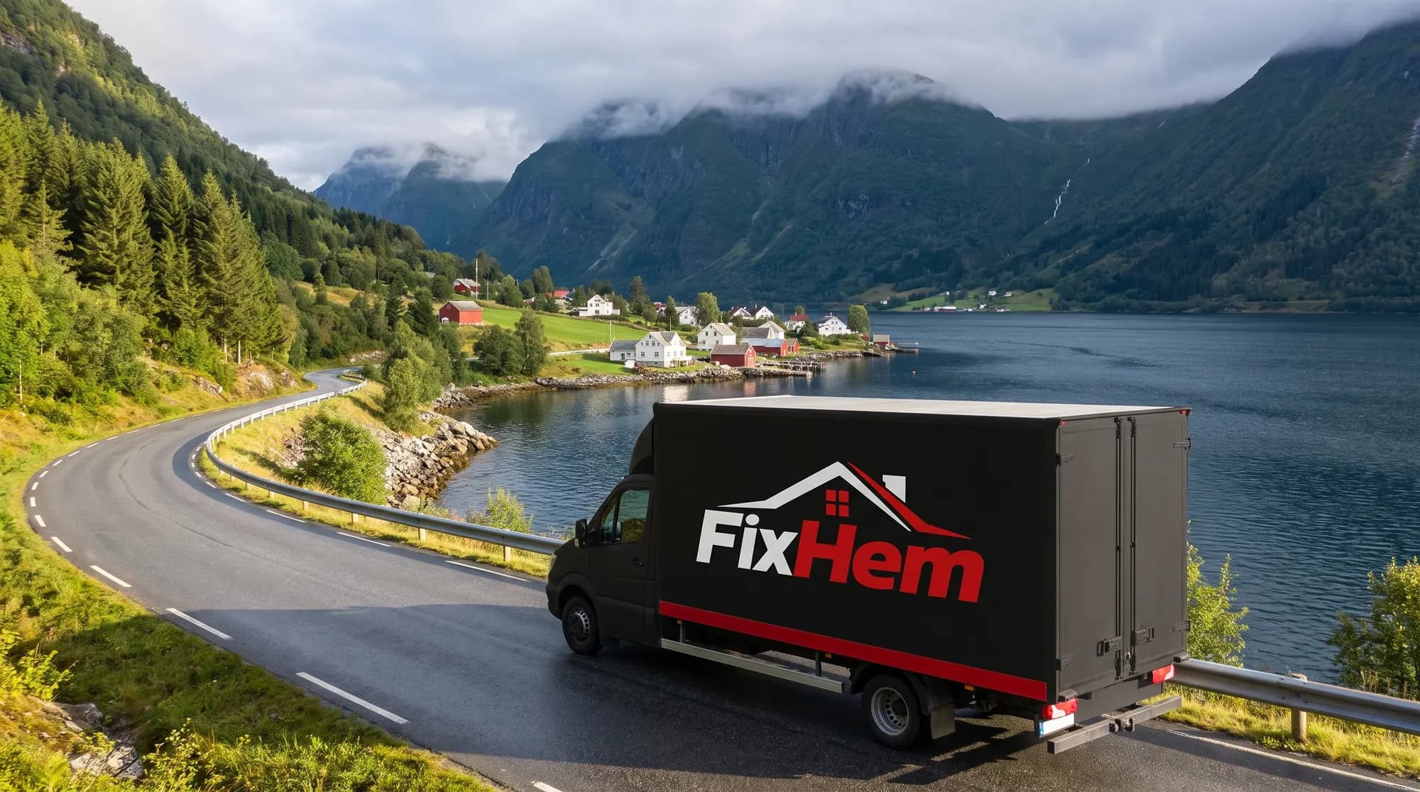 FixHems flyttbil på en väg längs en norsk fjord